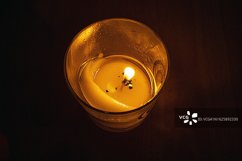 还愿蜡烛俯拍图片素材