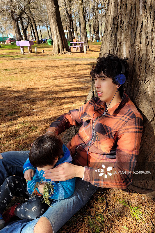 户外男孩和男孩图片素材