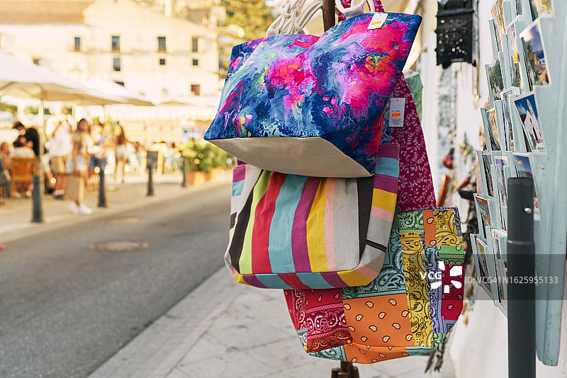 商店外挂在街上的一组包包侧面图片素材