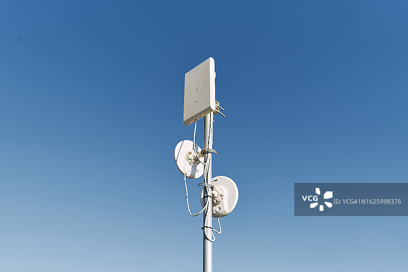 4G宽带路由器天线塔，背景是湛蓝的天空，正面图图片素材