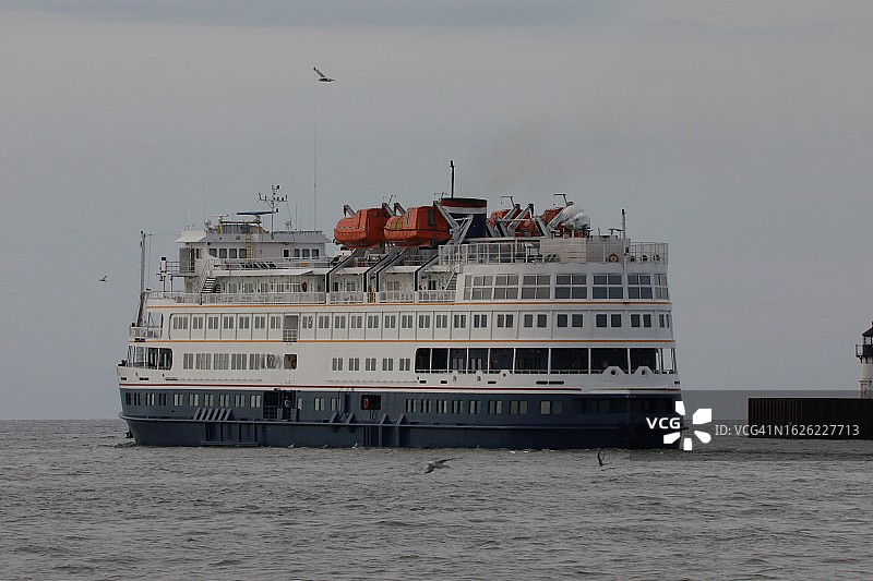 离开港口的大湖游轮图片素材
