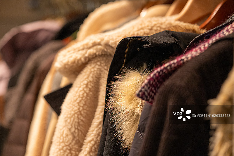 住宅壁橱里挂着一排外套（有些是复古的）图片素材