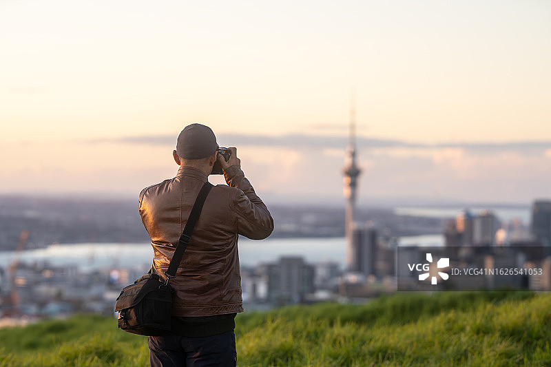 在山顶上拍照的摄影师图片素材