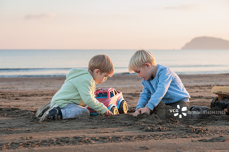 沙滩上的玩具卡车和儿童图片素材
