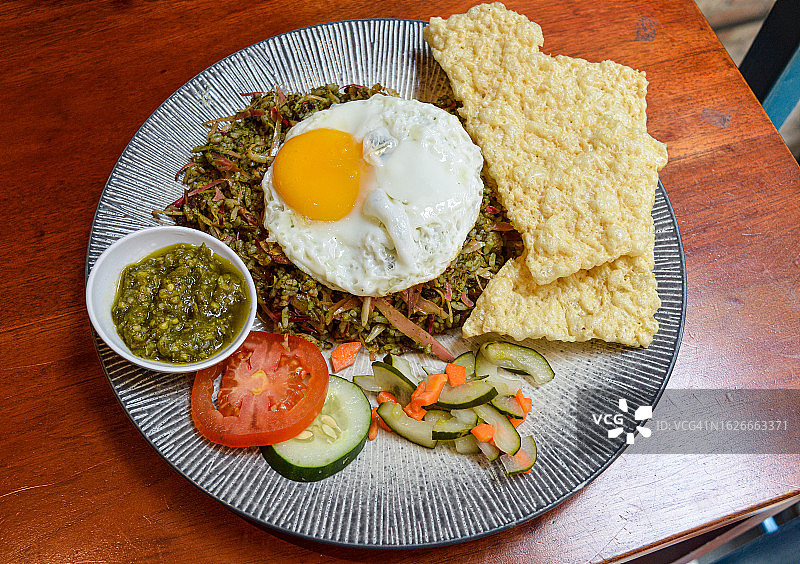 印尼炒饭配桑巴酱和米饼图片素材