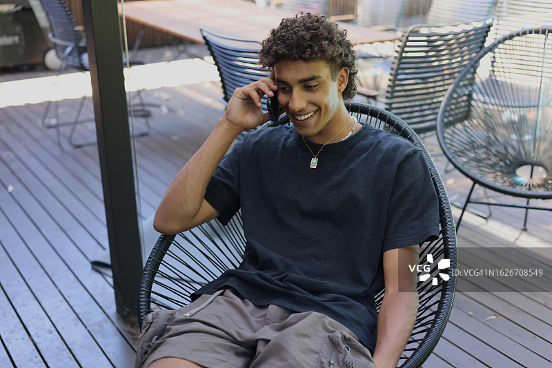 在家使用手机的印度大学生图片素材