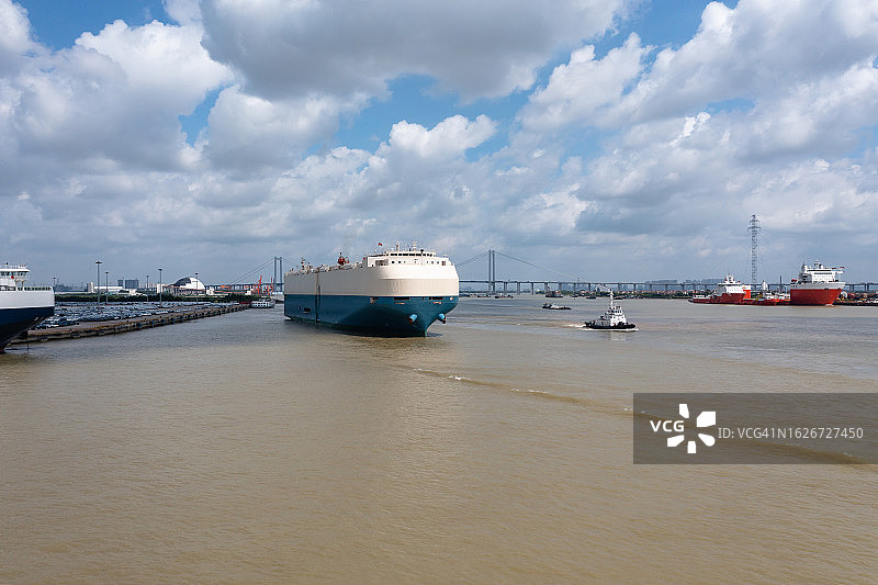 滚装船驶离港口图片素材