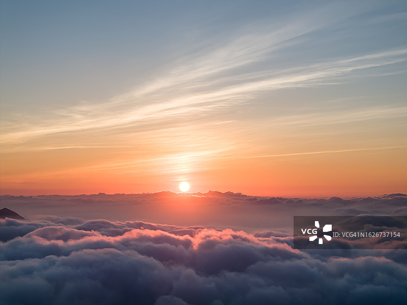 云层日出航拍图片素材