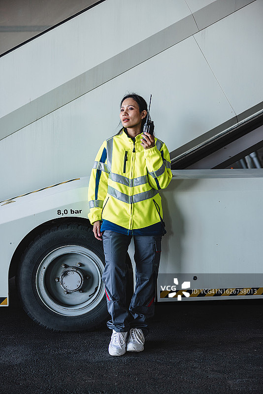 在飞机部门工作的女人图片素材