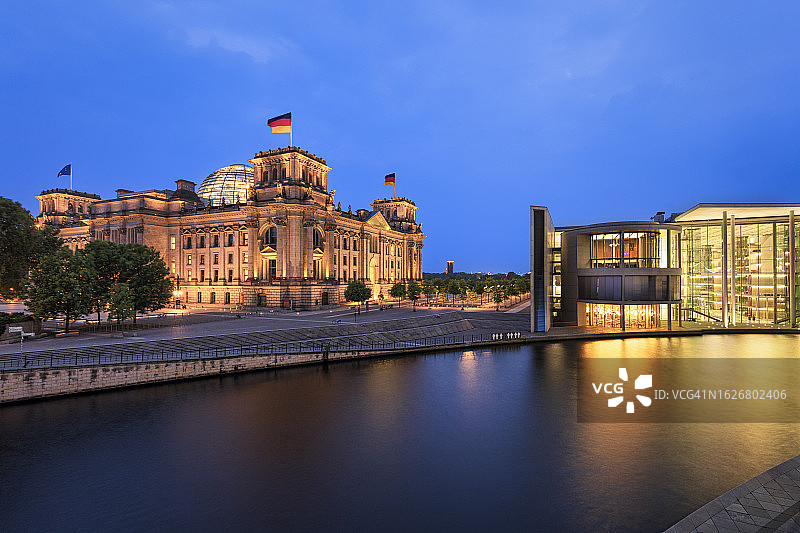 俯瞰德国柏林夜间的施普雷河和国会大厦图片素材