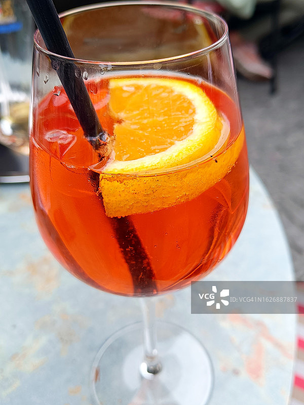 南蒂罗尔镇咖啡馆的Spritz鸡尾酒图片素材