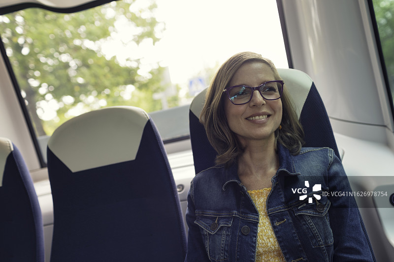 乘坐自动驾驶巴士兜风图片素材