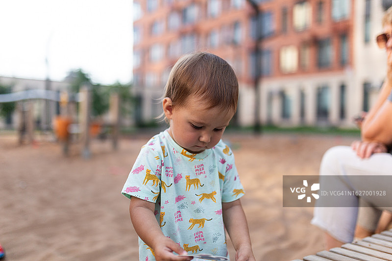 小女孩在游乐场和奶奶一起玩图片素材