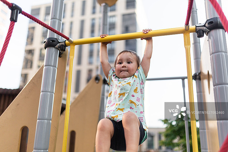小女孩夏天游乐场锻炼图片素材