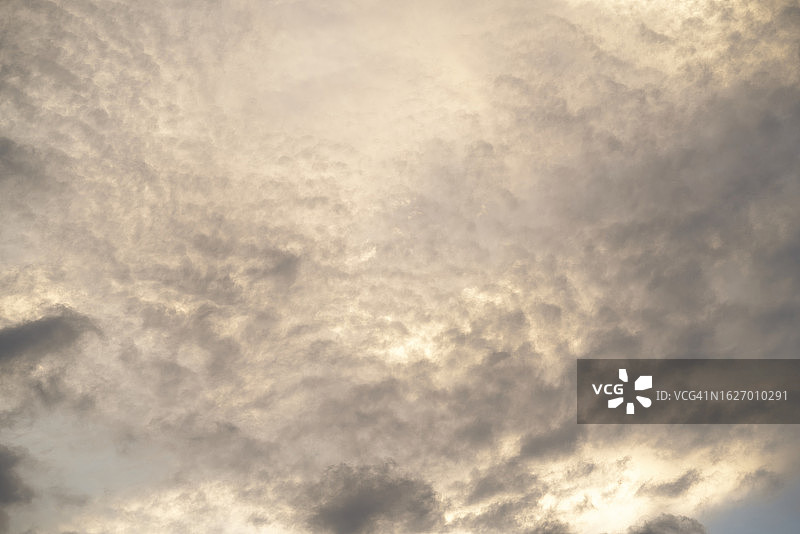 蓝天背景下的宁静层积云图片素材