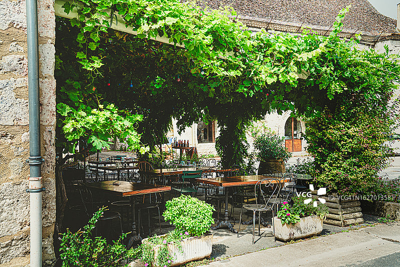 传统咖啡馆外的桌椅图片素材