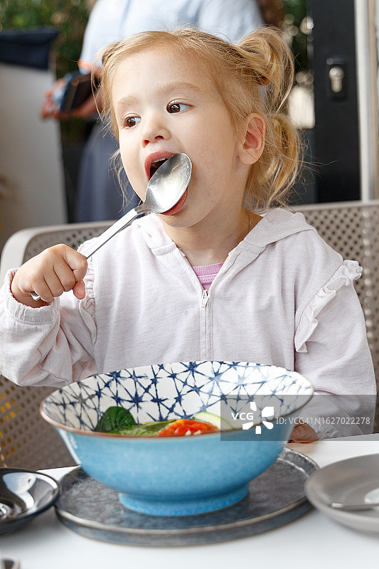 自己吃饭的幼童女孩 - 摄影图片图片素材