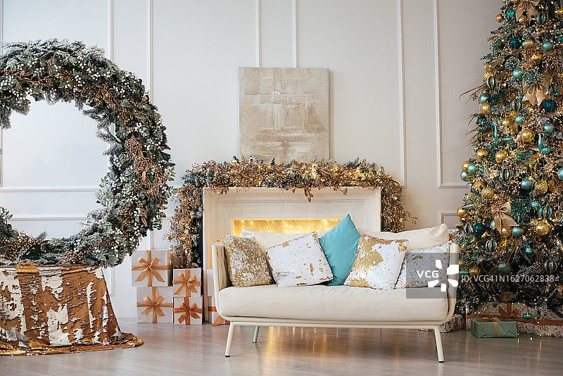 带壁炉和圣诞树的新年房间装饰，新年，圣诞节，家庭庆祝活动，家庭炉火图片素材