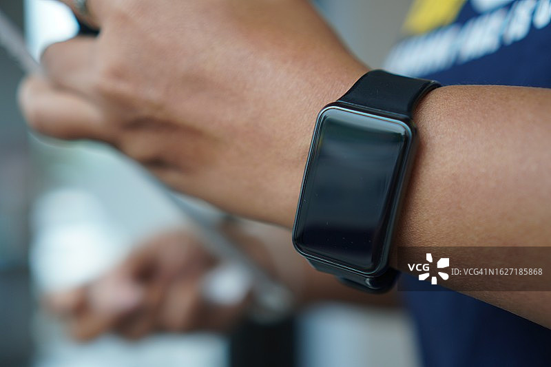 女士手腕上的数字手表图片素材