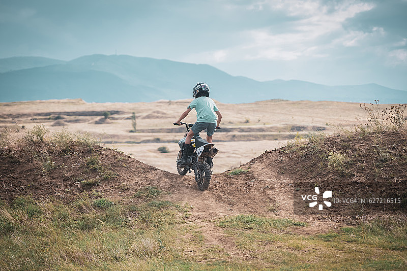 参加摩托车越野赛的10岁男孩肖像图片素材