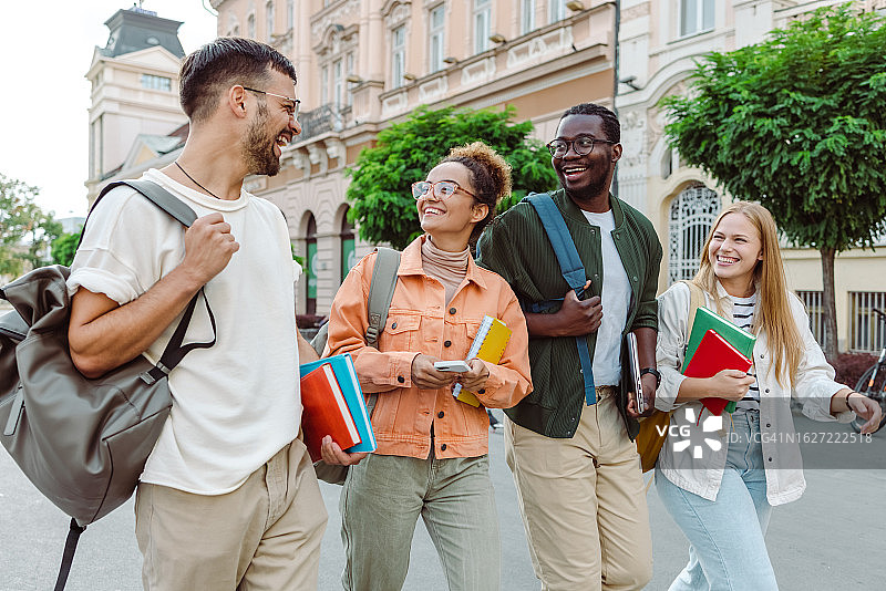 课后一起玩耍的国际学生们图片素材