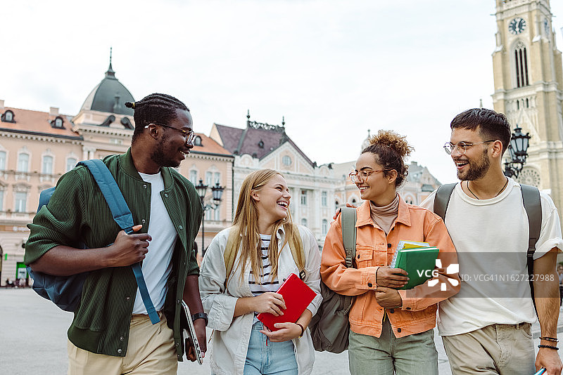 快乐的国际学生团体走在街上图片素材