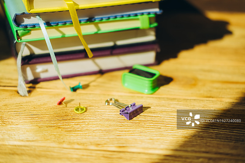 长尾夹、图钉、卷笔刀和书籍图片素材