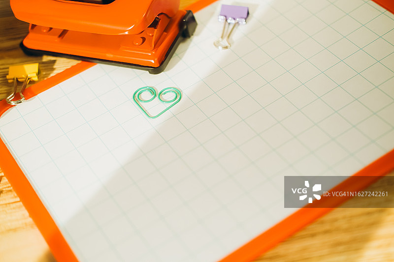 唱片板上的订书机和活页夹图片素材