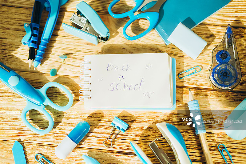木桌上的蓝色文具和办公用品图片素材