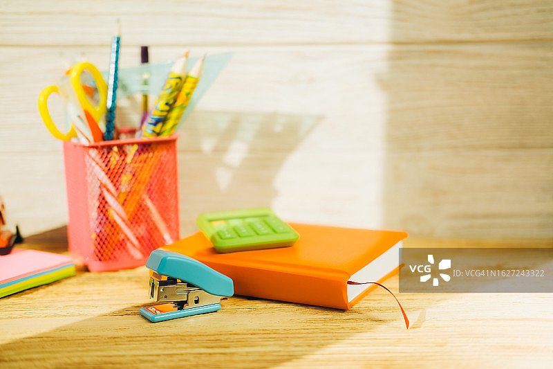 书本、彩色文具和学习用品图片素材