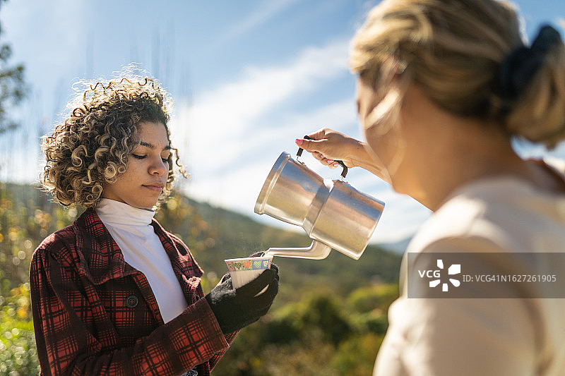 冬天户外，女子供应热饮图片素材