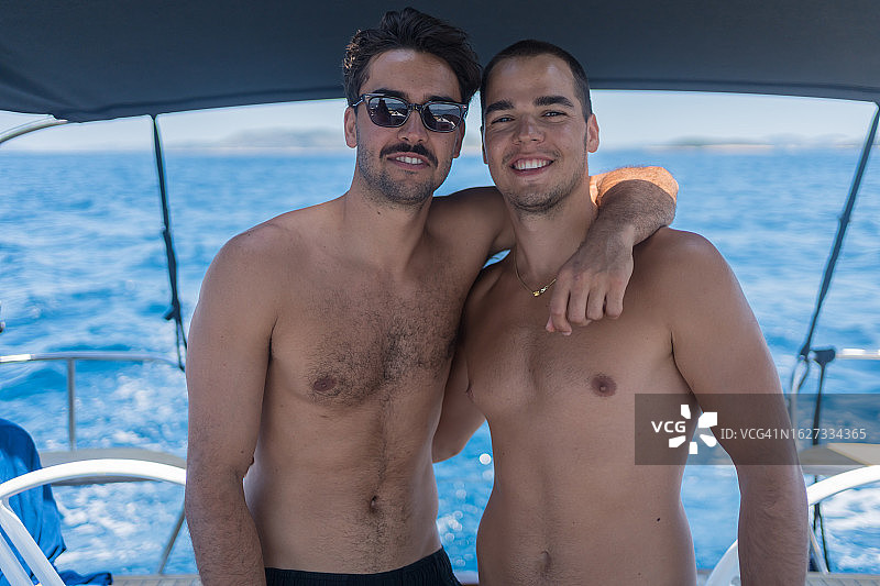 朋友们在帆船上一起放松图片素材