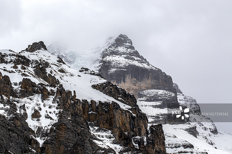 从瑞士阿尔卑斯山村米伦看到的雪山山峰图片素材