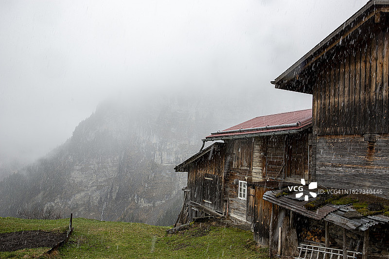 山间雾雪中的木屋图片素材