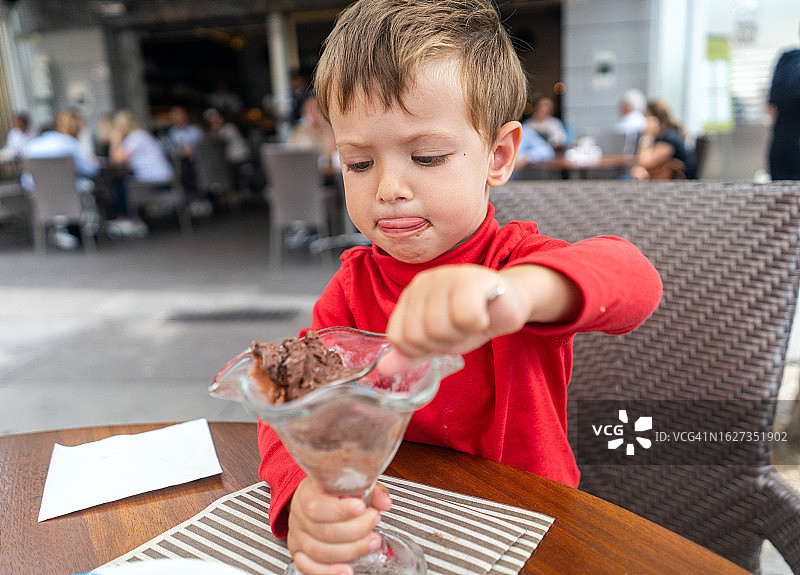 在咖啡馆吃冰淇淋的幼儿图片素材