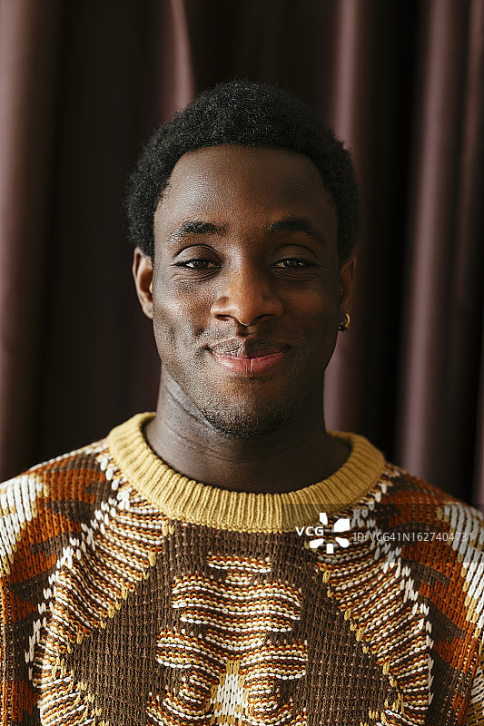 站在窗帘前的微笑男人图片素材