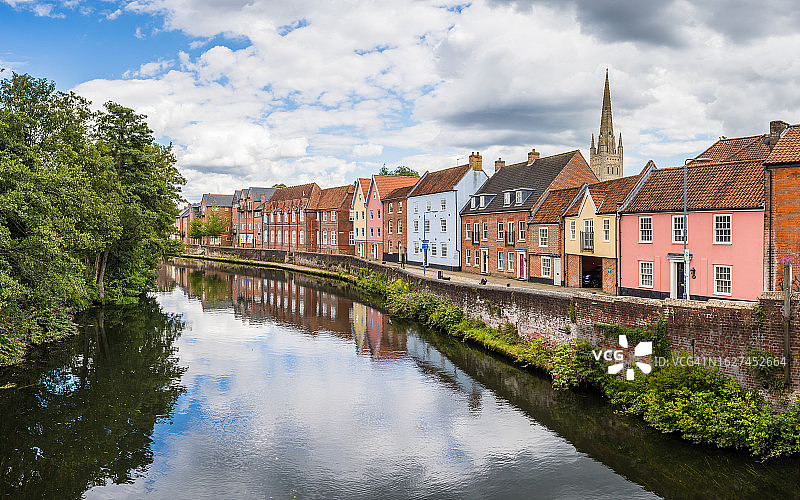 温瑟姆河沿岸色彩鲜艳的房屋图片素材