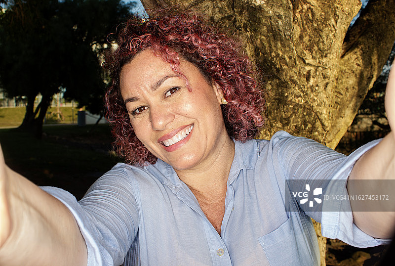 中年妇女在公园自拍图片素材