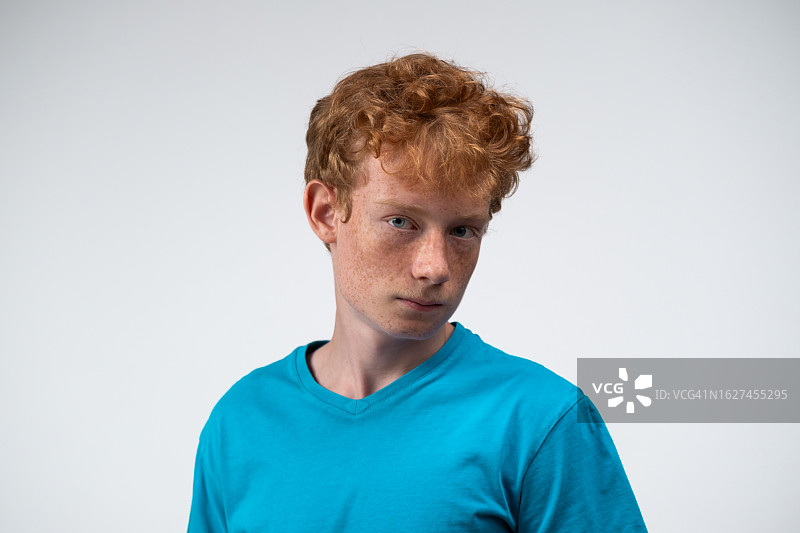 悲伤的男孩图片素材