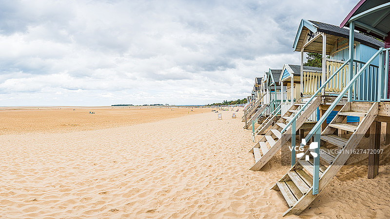 大海边的水井海滩小屋全景图片素材