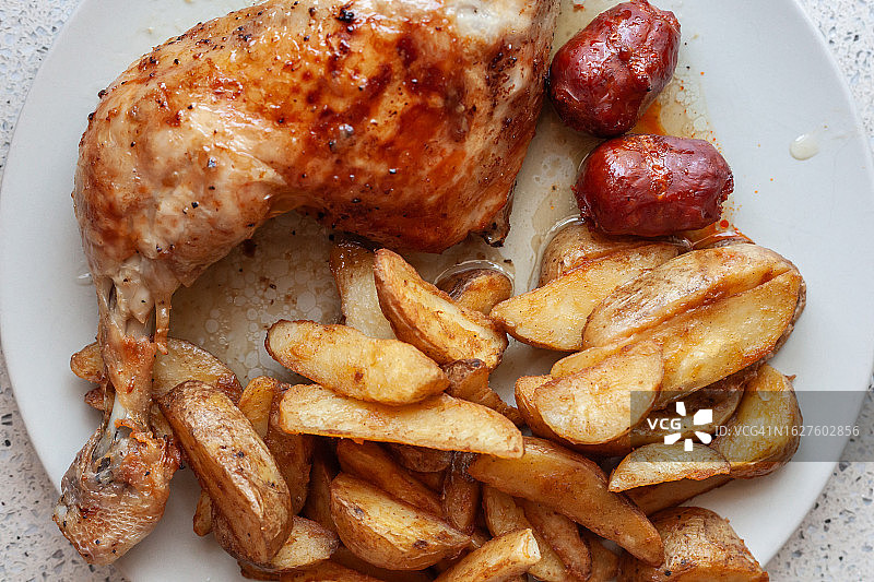 搭配土豆和西班牙香肠的烤鸡图片素材