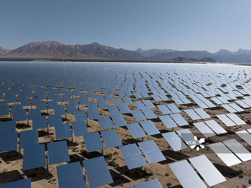 在沙漠中实现碳中和发电图片素材