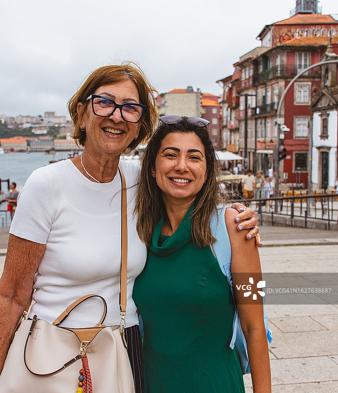 在波尔图的母女肖像图片素材