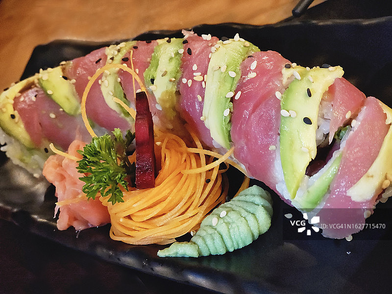 金枪鱼牛油果寿司卷图片素材