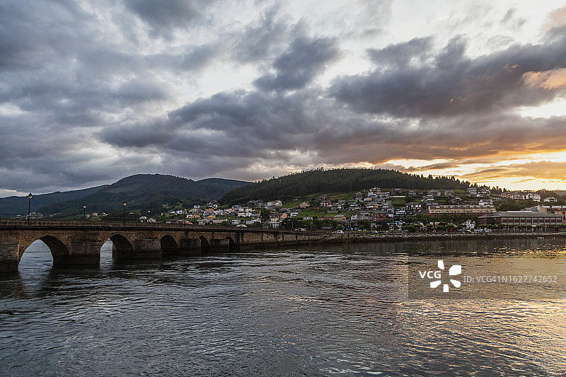 卢戈省维韦罗的Ria de Viveiro主桥和日落，西班牙图片素材