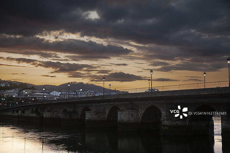 卢戈省维韦罗的Ria de Viveiro主桥和日落，西班牙图片素材