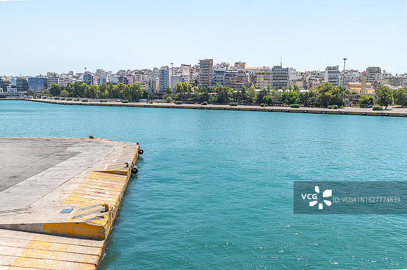 从港口看希腊比雷埃夫斯市图片素材