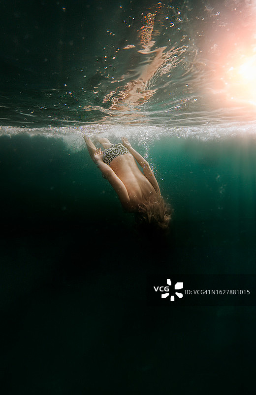 少年自由潜水图片素材