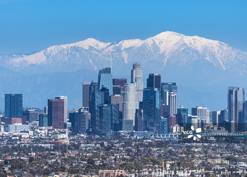 洛杉矶市中心天际线和雪山图片素材