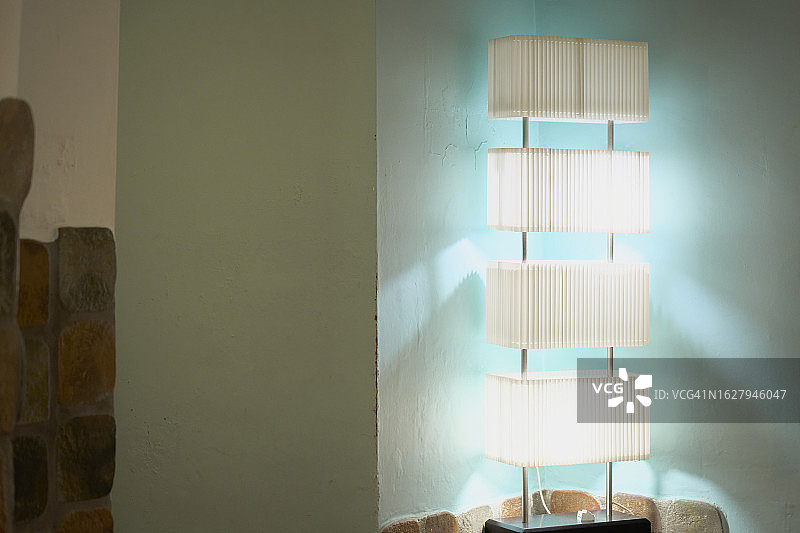 客厅里的大型照明灯正面照图片素材